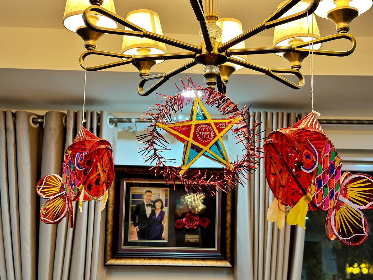 Phía trên đèn trần, Nguyên Khang treo hai chiếc đèn con cá chép và ở giữa là một chiếc đèn ông sao. Ảnh: FB Nguyên Khang