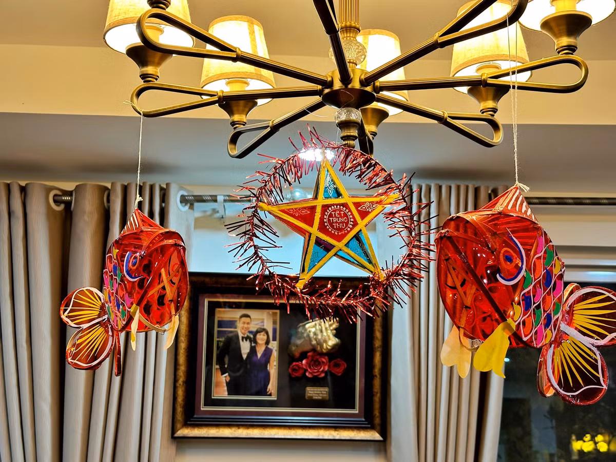 Phía trên đèn trần, Nguyên Khang treo hai chiếc đèn con cá chép và ở giữa là một chiếc đèn ông sao. Ảnh: FB Nguyên Khang