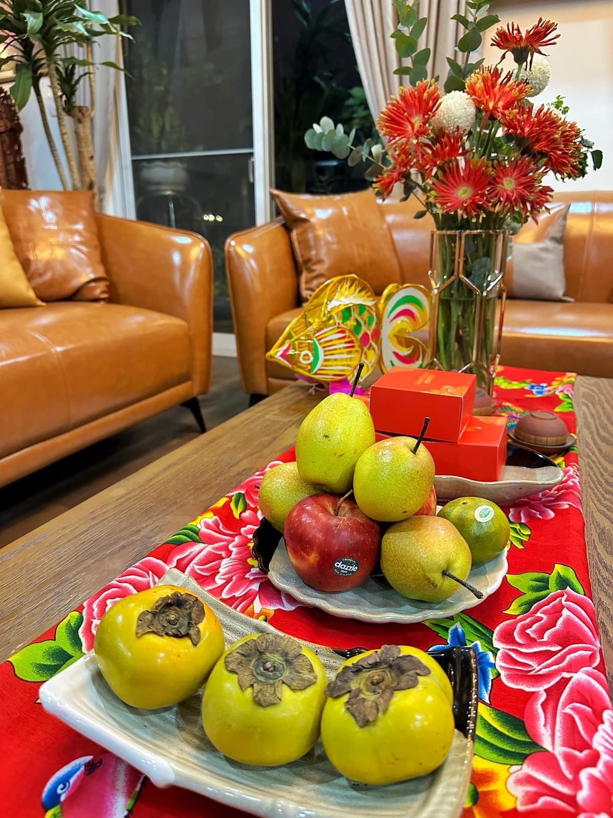 MC Nguyên Khang cho biết vừa kịp chuẩn bị sơ sơ mấy cái bánh, ít trái cây để đón Tết cùng người thân và gia đình. Ảnh: FB Nguyên Khang