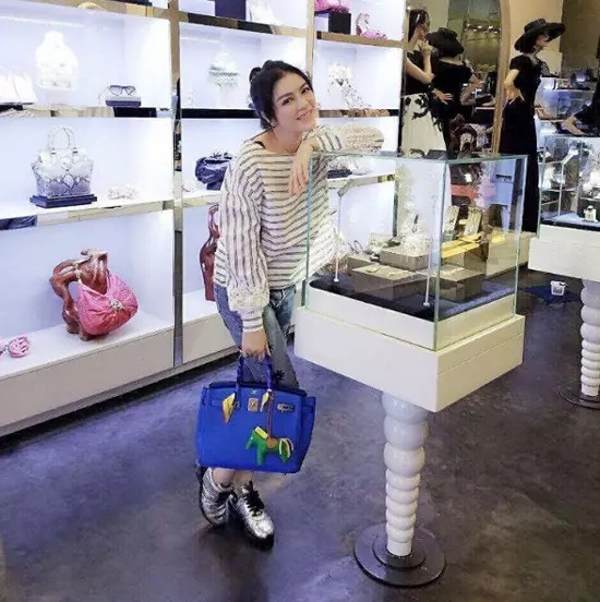 Nói về chuyện sắm đồ hiệu như mua sỉ, Lý Nhã Kỳ tiết lộ mua hết các màu của một mẫu để không phải lăn tăn khó chịu khi mặc một chiếc đầm mà lại thiếu mất màu túi để phối. Ảnh: FB Ly Nha Ky