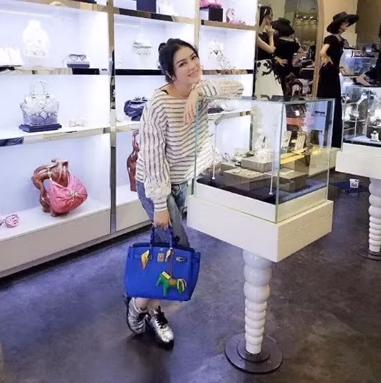 Nói về chuyện sắm đồ hiệu như mua sỉ, Lý Nhã Kỳ tiết lộ mua hết các màu của một mẫu để không phải lăn tăn khó chịu khi mặc một chiếc đầm mà lại thiếu mất màu túi để phối. Ảnh: FB Ly Nha Ky