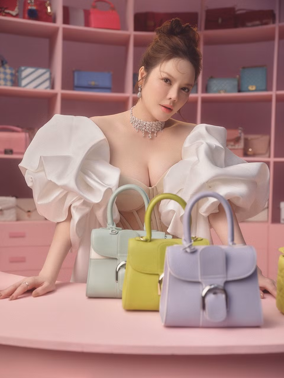 Trong một show truyền hình, Lý Nhã Kỳ cho biết cô có trên dưới 400 chiếc túi đủ kiểu đến từ những thương hiệu lớn trên thế giới, trị giá khoảng 50 tỷ đồng. Ảnh: FB Ly Nha Ky