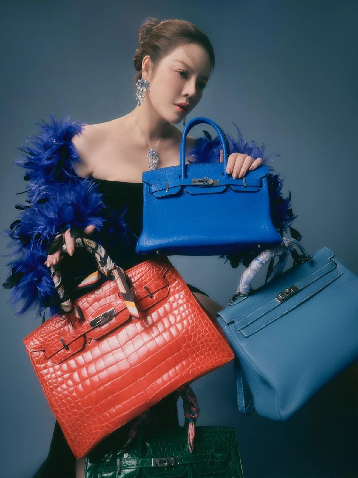 Phần lớn túi hàng hiệu của Lý Nhã Kỳ được mua trong những chuyến công tác nước ngoài. Cứ đi shopping thấy mẫu mới là cô lại gom về. Ảnh: FB Ly Nha Ky