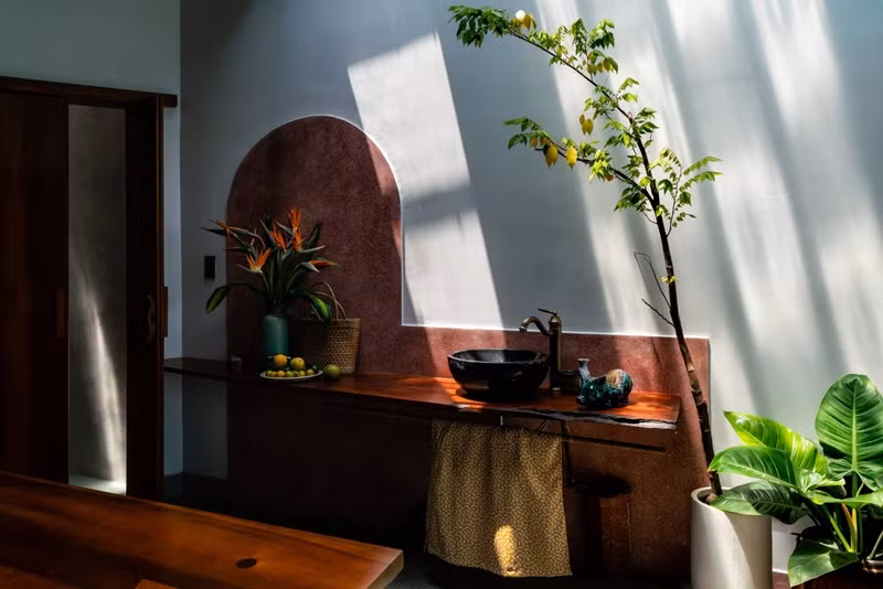 Sống trong nhà nhưng gia chủ vẫn tựa như đang ở một mảnh sân ngoài trời.