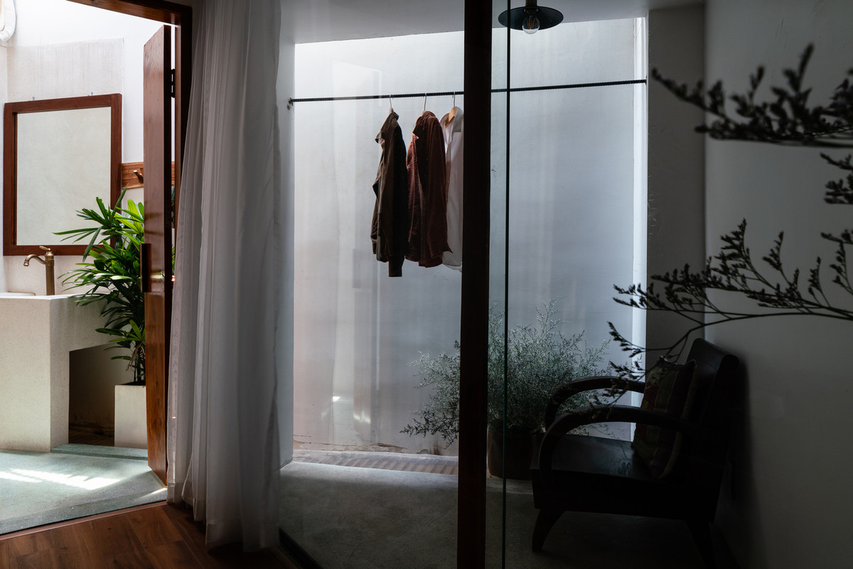 Tầng 1 và tầng 2 dành cho không gian làm việc kết hợp với showroom váy cưới.