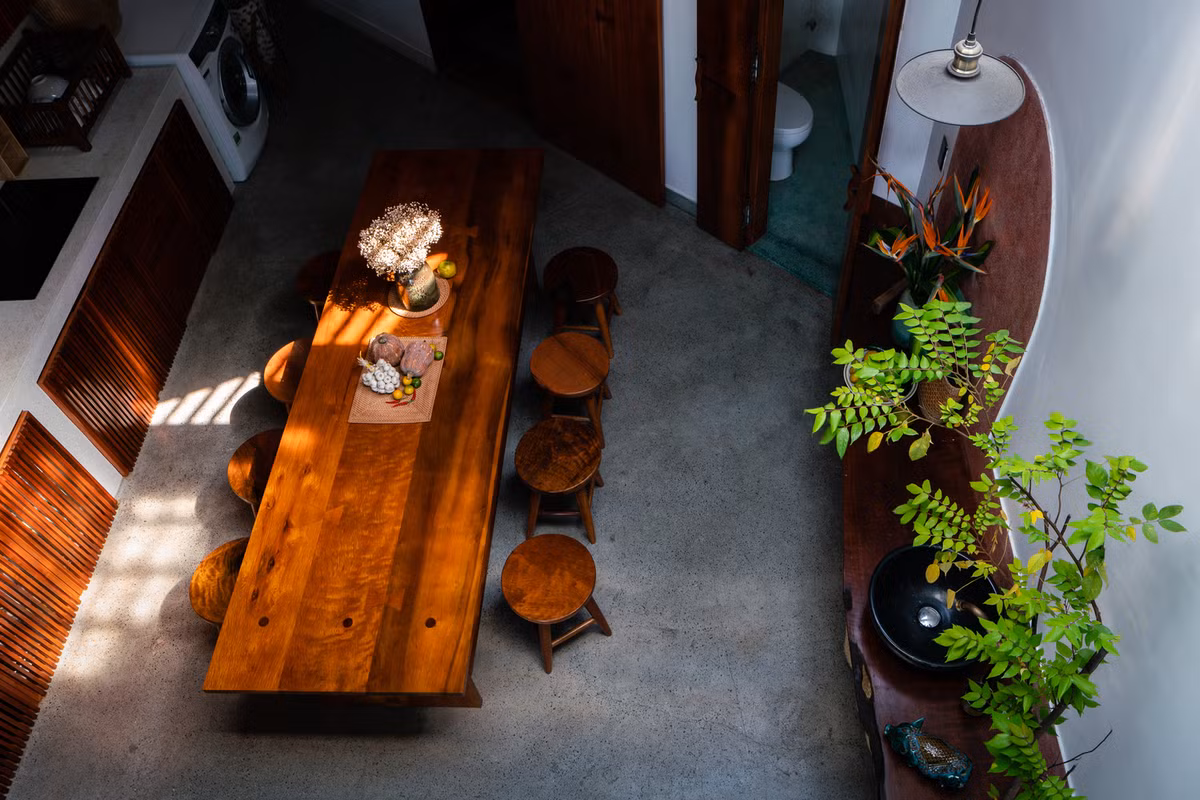 Tầng 3 dành trọn cho nhu cầu ở với 3 gian chính. Gian trước là không gian ở cho các con trong tương lai, gian sau cùng là không gian ngủ của hai vợ chồng, gian giữa là khu sinh hoạt kết hợp ăn uống và tiếp khách