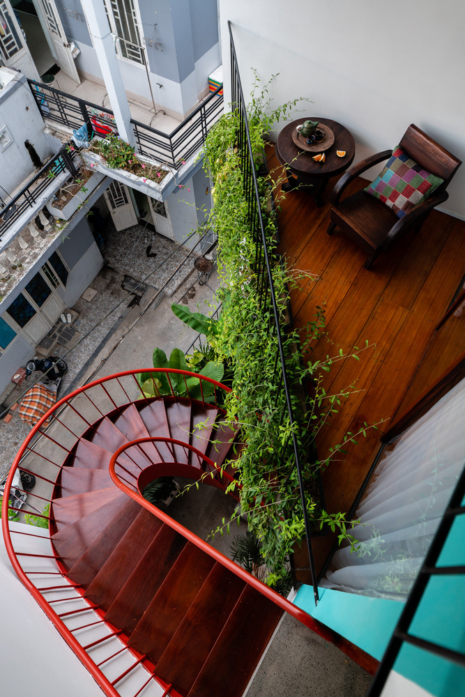 Ở mỗi không gian trước và sau đều có gác lửng để tăng cường diện tích sử dụng đồng thời là góc cho lũ trẻ leo trèo khám phá căn nhà.