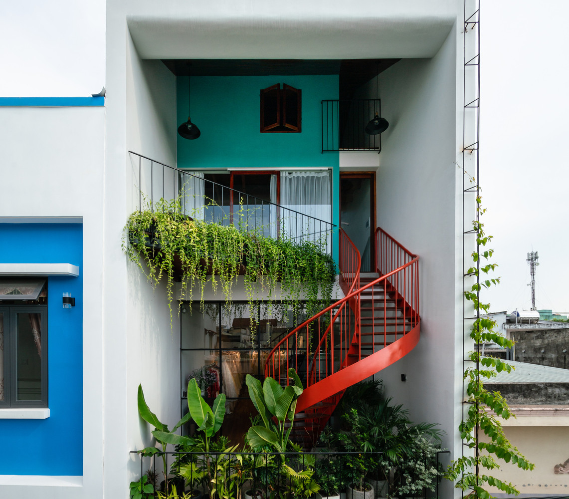 Lấy cảm hứng từ phong cách sống và cấu trúc truyền thống của một ngôi nhà cổ ở miền Trung, nhóm thiết kế đề xuất kiến trúc nhiều tầng xếp chồng theo chiều dọc cho cấu trúc đa chức năng.