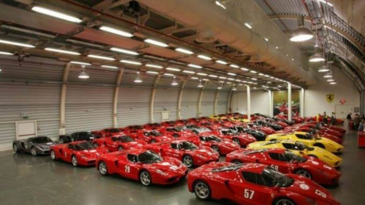 Hotcars đưa tin, Quốc vương Brunei sở hữu 600 chiếc Rolls-Royces, 450 chiếc Ferrari và 380 chiếc Bentley.