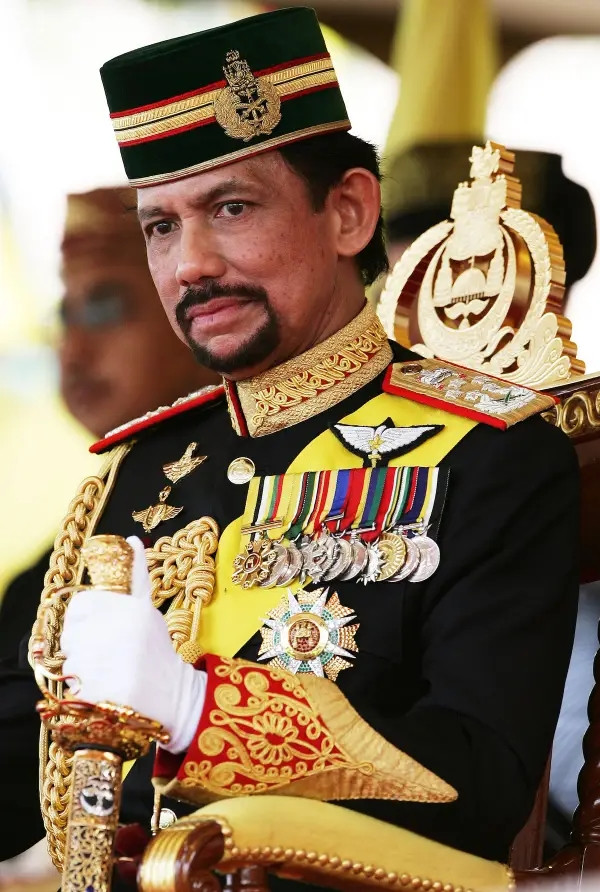 Theo SCMP, Quốc vương Brunei Hassanal Bolkiah từng là một trong những người giàu nhất thế giới khi có giá trị tài sản ròng ước tính khoảng 28 tỷ USD.