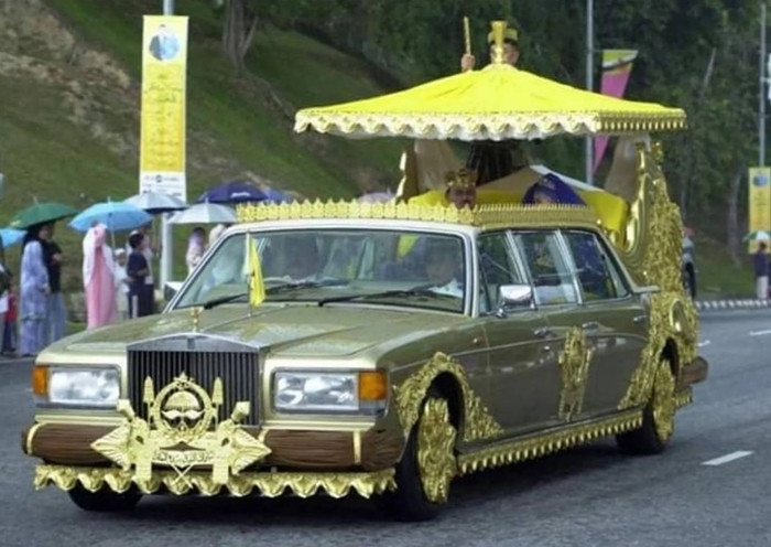 Trong đó đáng chú ý là chiếc Rolls-Royce mạ vàng ấn tượng.