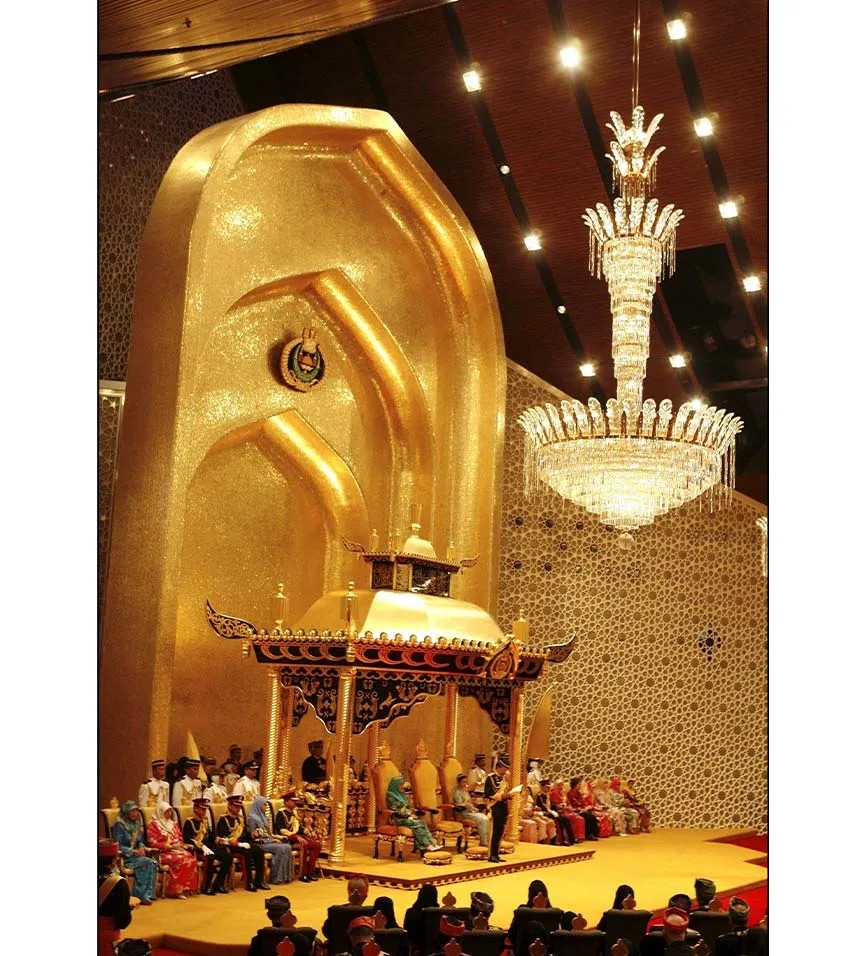 Cung điện rộng với hơn 1.700 phòng, gồm 257 phòng ngủ, 5 bể bơi và nhiều khu vườn thượng uyển xanh mát.