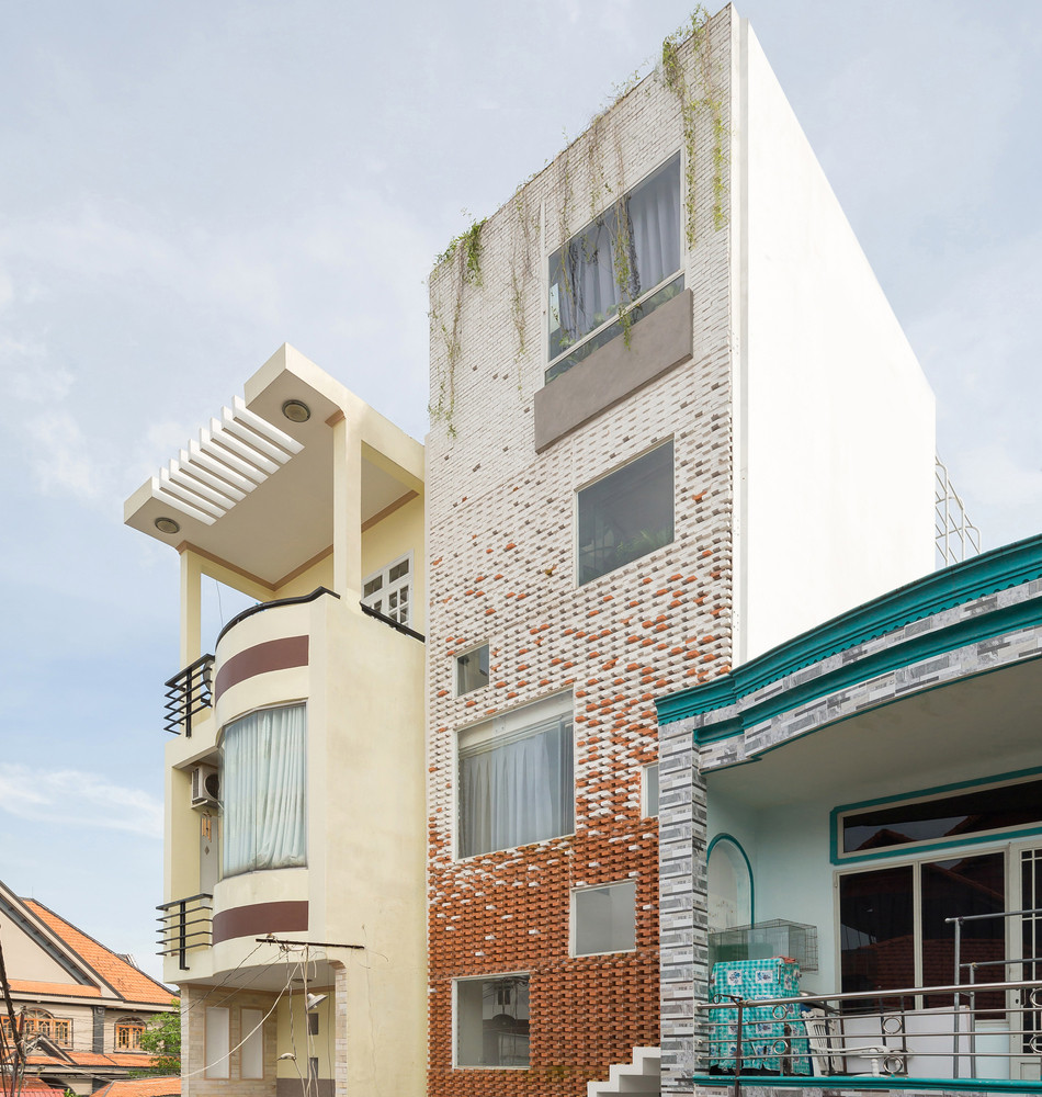 Để giải quyết bài toán này, kiến trúc sư đưa ra phương án thiết kế ban đầu là đóng kín công trình, cải thiện chất lượng môi trường sống bên trong. Tuy nhiên, cách xử lý này mâu thuẫn với nếp sống hướng ngoại đã được hình thành từ lâu của các thành viên trong gia đình.