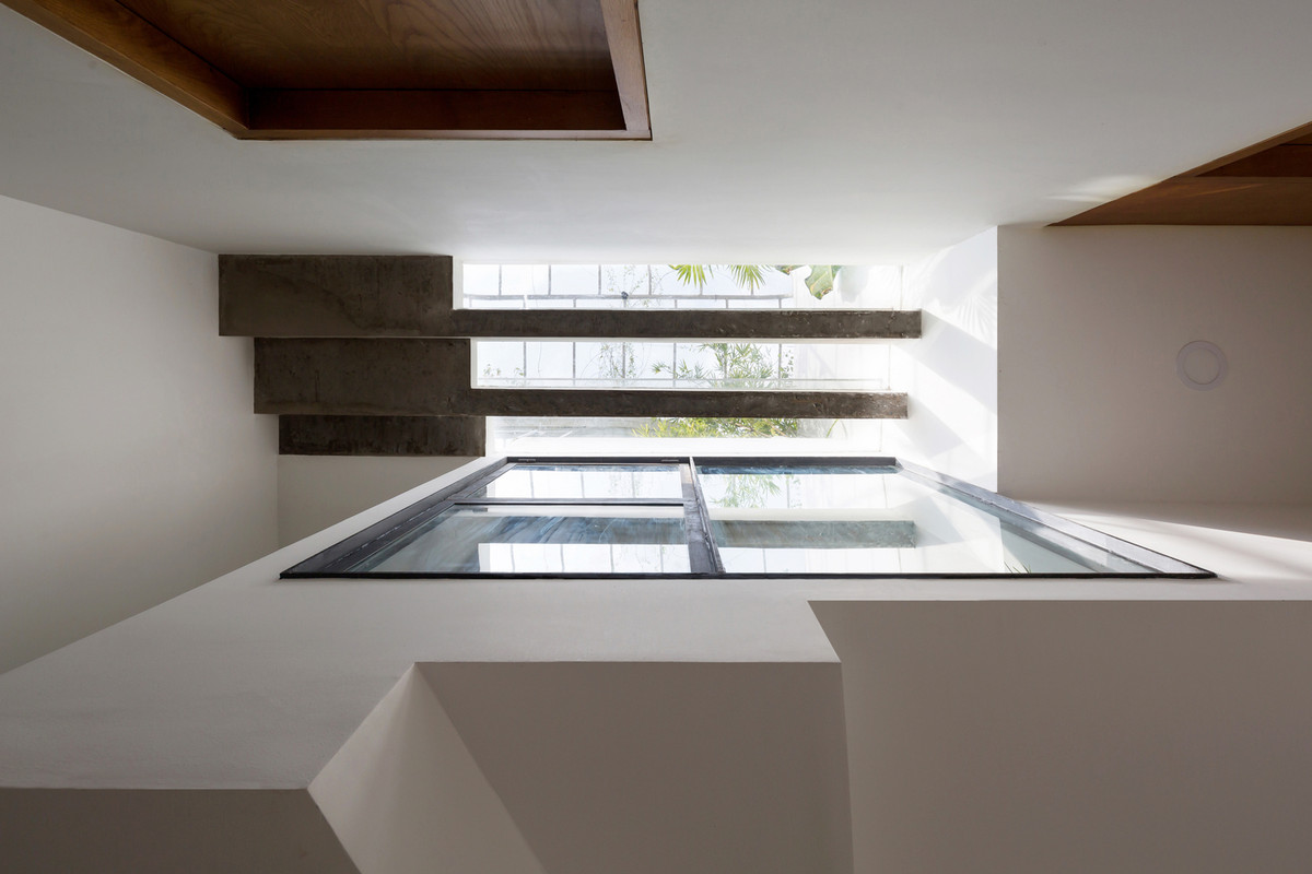 Sự tương tác trong và ngoài giảm dần ở những tầng cao nhất, nơi là phòng ngủ riêng tư của cặp vợ chồng mới cưới, là không gian làm việc sáng tạo của họa sĩ đồ họa đòi hỏi sự tập trung.