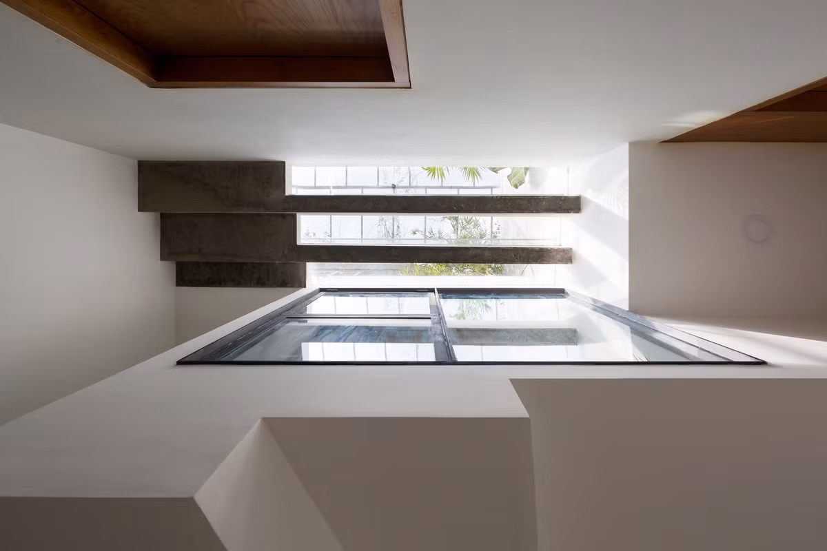 Sự tương tác trong và ngoài giảm dần ở những tầng cao nhất, nơi là phòng ngủ riêng tư của cặp vợ chồng mới cưới, là không gian làm việc sáng tạo của họa sĩ đồ họa đòi hỏi sự tập trung.