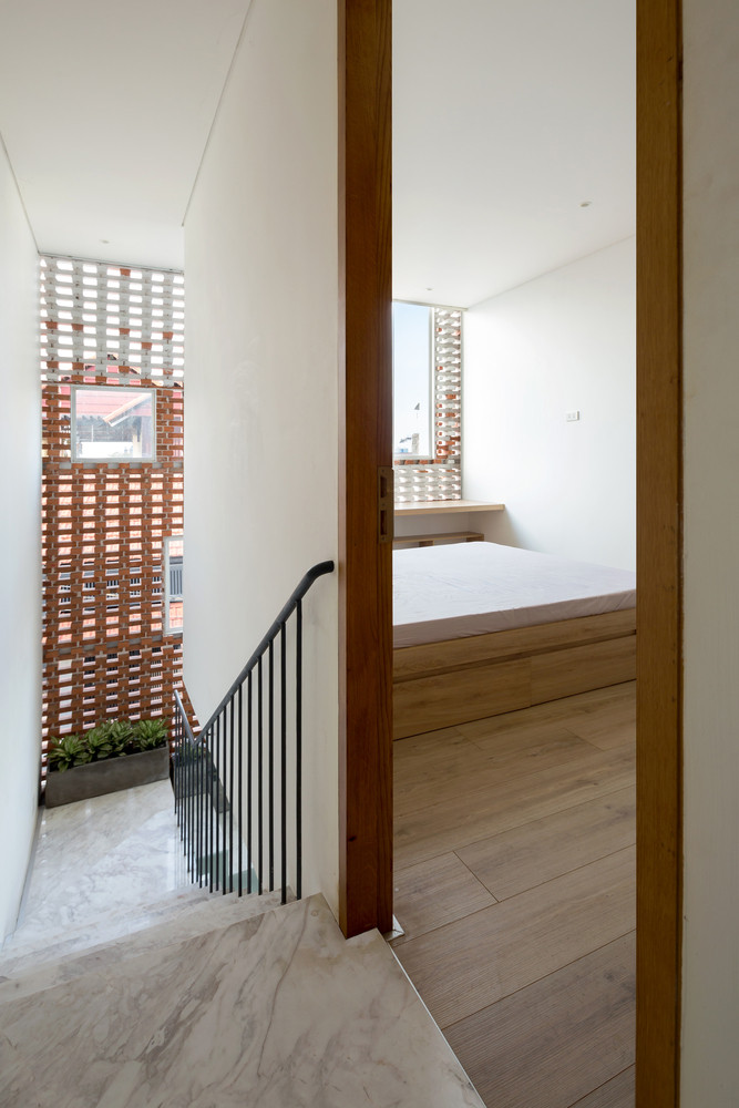 Tổ hợp này tạo thành cấu trúc hai lớp, đóng vai trò như một vùng đệm chuyển tiếp, giảm thiểu tác động bất lợi của môi trường nhưng vẫn đảm bảo hiệu quả thông gió, lấy sáng.