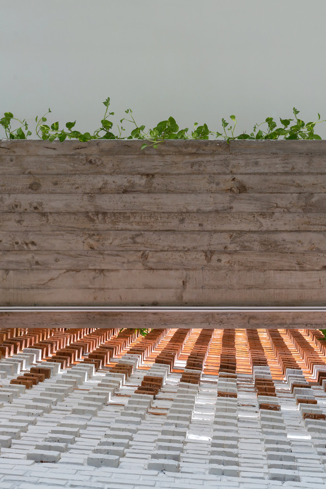 Gạch đất nung, một loại vật liệu địa phương có khả năng tạo hình linh hoạt được sử dụng ở tấm màn che mặt đứng công trình.