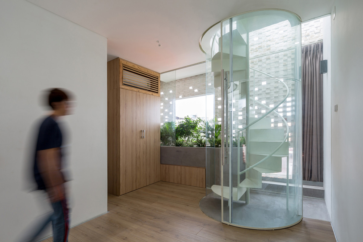 Cầu thang xoắn ốc thuận tiện di chuyển giữa các không gian riêng tư.