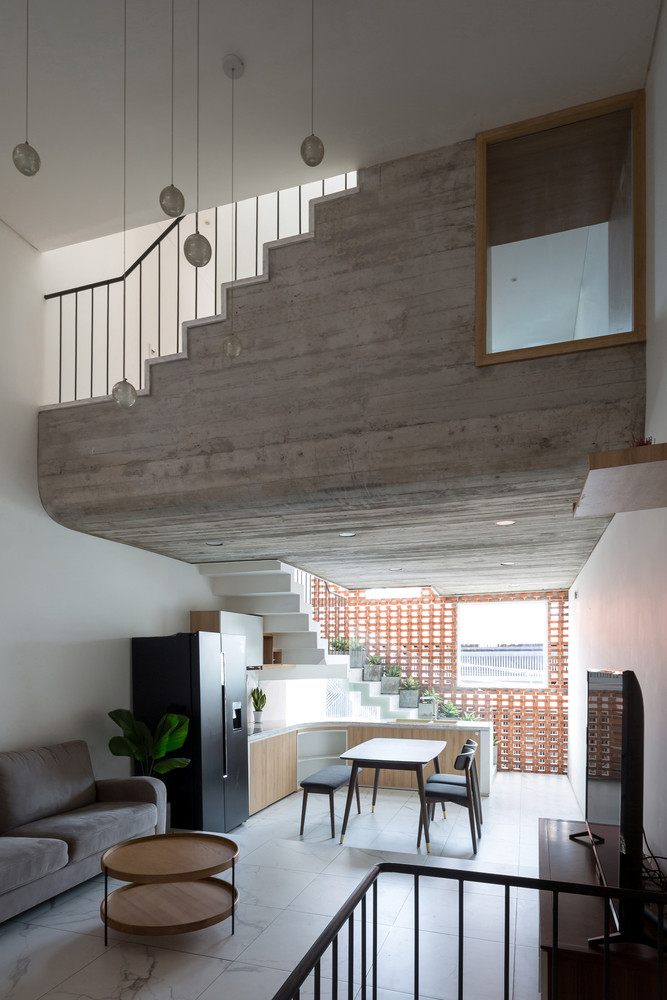 Hệ cầu thang bao quanh nhà giúp các thành viên trong gia đình dễ dàng kết nối với nhau hơn.