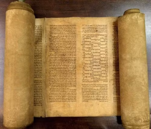 Với thiết kế bìa độc đáo và giá trị lịch sử, những cuốn sách kinh điển này trở thành "mỏ vàng" trong giới sưu tập. Chẳng hạn, một ấn bản Harry Potter và Hòn đá phù thủy đầu tiên bìa cứng cực hiếm (được xuất bản bởi nhà Bloomsbury vào năm 1997) đã được bán với giá 90.000 USD (hơn 2 tỷ đồng) vào năm 2022, dù giá ban đầu chỉ là 300 xu. Ảnh: Baotintuc