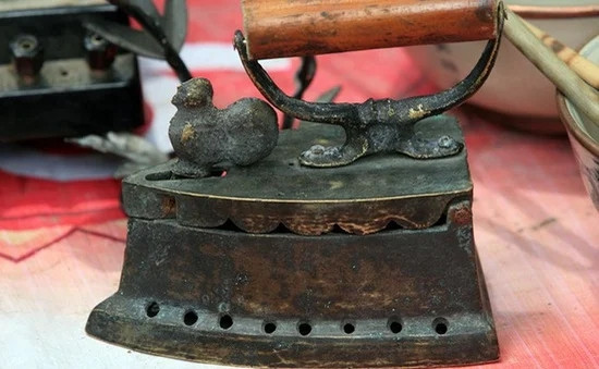 Theo những người có kinh nghiệm đúc đồng, bàn là cổ hiện giờ trên thị trường rất nhiều, nhưng chỉ duy nhất loại bàn là được Pháp sản xuất đưa vào Việt Nam lần đầu tiên có 12 lỗ, trọng lượng trên 3kg và khối lượng con gà khoảng 2 lạng là được làm bằng đồng lạnh. Ảnh: VOV