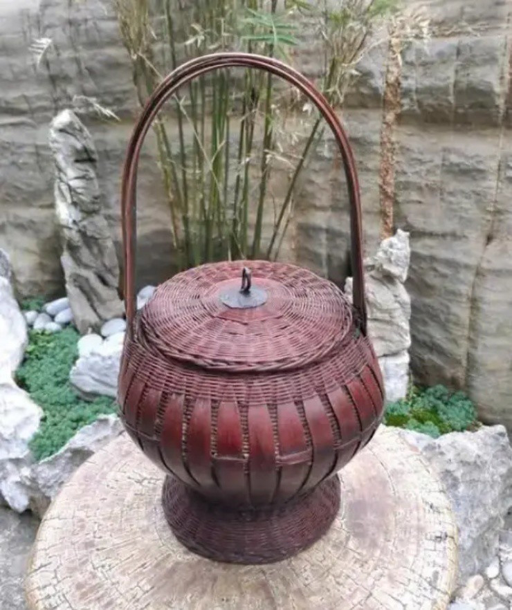 Xưa kia, nhiều gia đình xem việc thêu, đan lát như một phần không thể thiếu trong cuộc sống. Dù không tinh xảo bằng máy móc song các sản phẩm thủ công đó lại mang đậm dấu ấn cá nhân và giá trị văn hóa. Ảnh: Người đưa tin