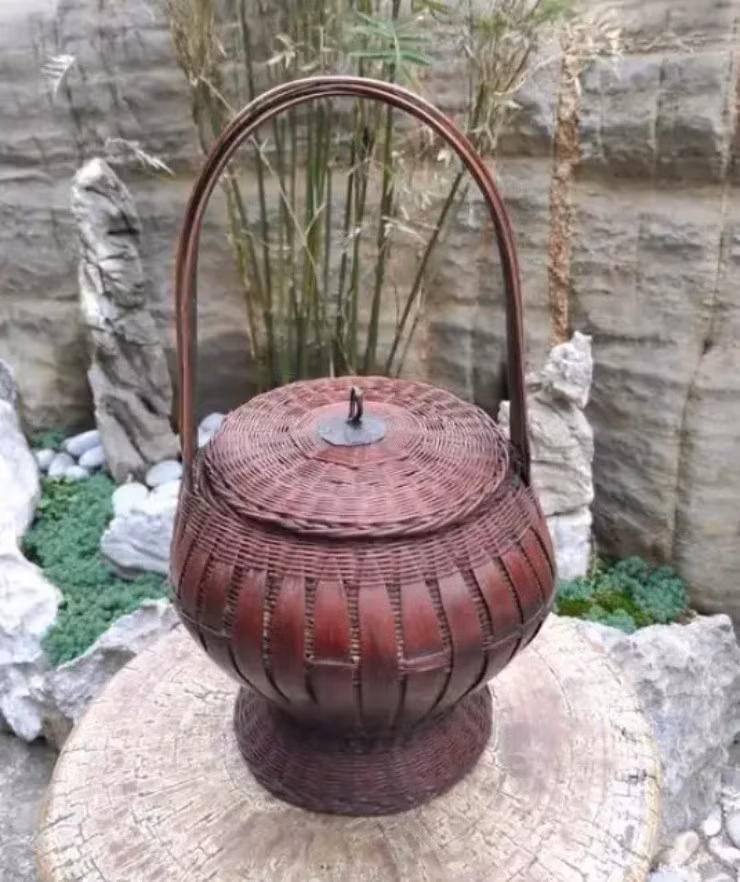 Xưa kia, nhiều gia đình xem việc thêu, đan lát như một phần không thể thiếu trong cuộc sống. Dù không tinh xảo bằng máy móc song các sản phẩm thủ công đó lại mang đậm dấu ấn cá nhân và giá trị văn hóa. Ảnh: Người đưa tin