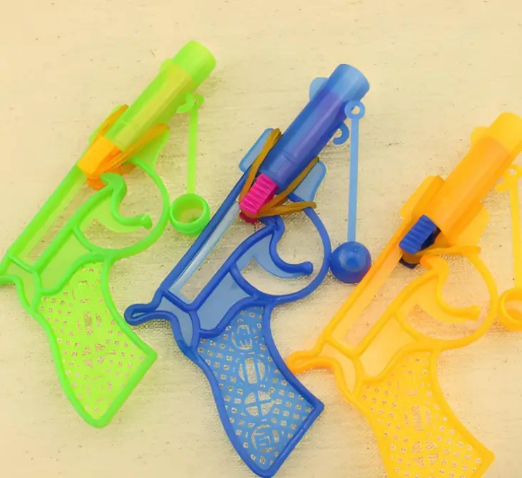 Từng bị coi là “rác” trong nhà song giờ đây, những món đồ chơi thời xưa lại trở thành mặt hàng rất được ưa chuộng như đồ trang trí bằng sứ, súng nhựa với cách bắn đạn “cổ lỗ sĩ”... Ảnh minh họa