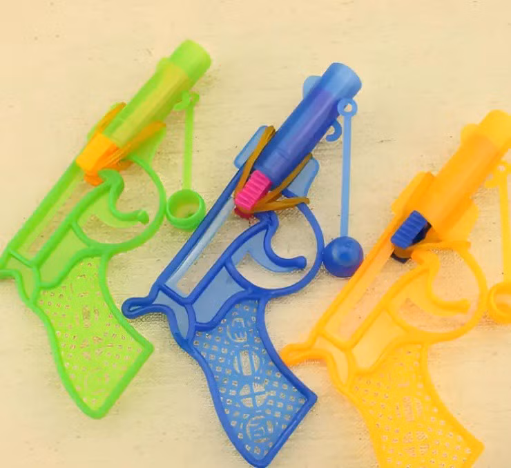 Từng bị coi là “rác” trong nhà song giờ đây, những món đồ chơi thời xưa lại trở thành mặt hàng rất được ưa chuộng như đồ trang trí bằng sứ, súng nhựa với cách bắn đạn “cổ lỗ sĩ”... Ảnh minh họa