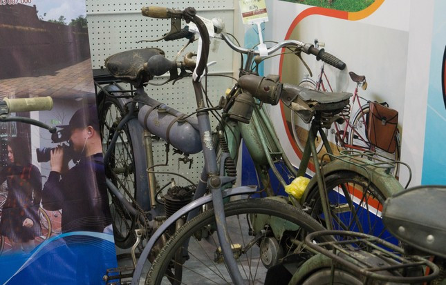 Nhiều chiếc xe đạp cổ 100 tuổi của Pháp có giá lên tới 100 triệu đồng. Ảnh: Tiền phong