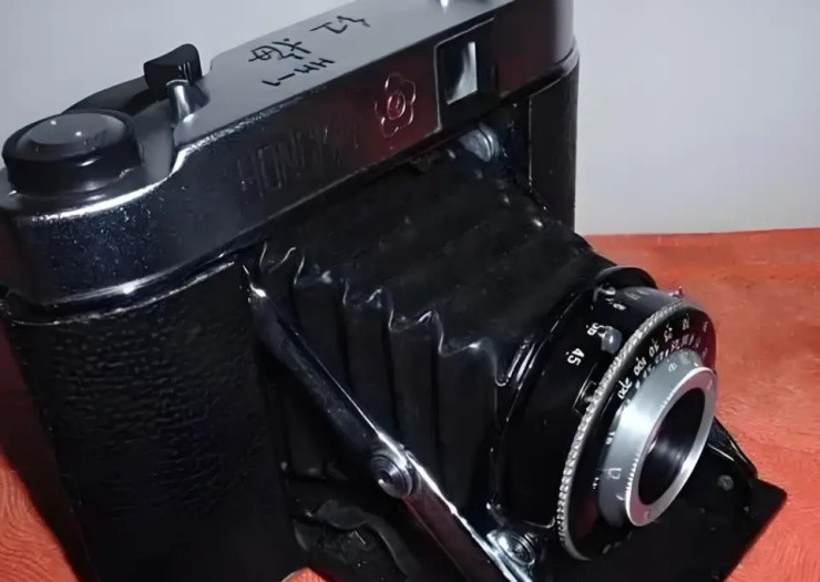 Tuy nhiên, trong cộng đồng sưu tập, những chiếc máy ảnh phim cổ điển lại có sức hút đặc biệt, thậm chí có chiếc được bán với giá cao gấp nhiều lần giá gốc. Ảnh: Người đưa tin