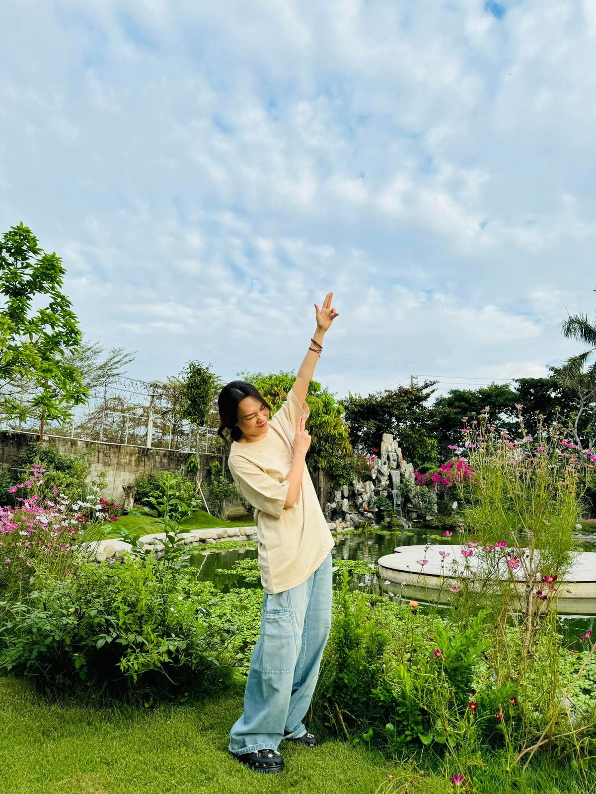 Tại đây, Mỹ Tâm thích mặc đồ rộng chăm hoa, tưới cây, thu hoạch quả và thả cá. Ảnh: FBNV