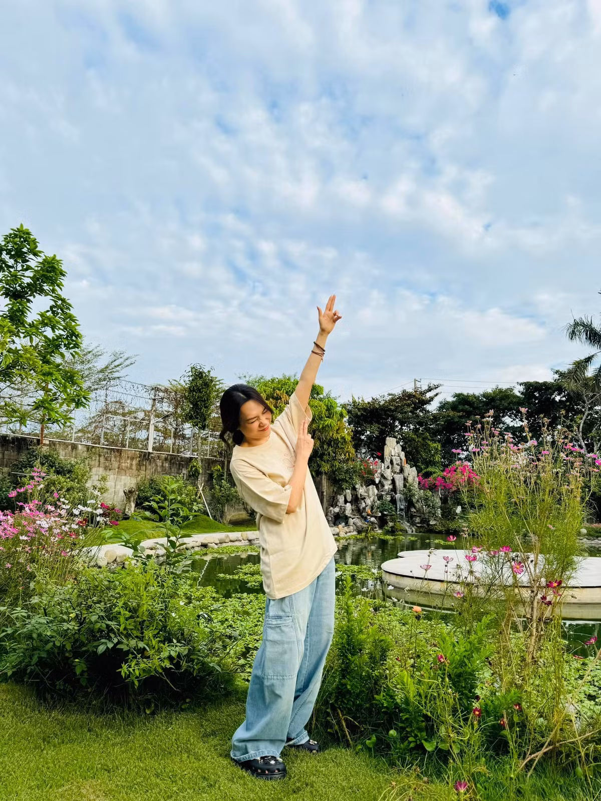 Tại đây, Mỹ Tâm thích mặc đồ rộng chăm hoa, tưới cây, thu hoạch quả và thả cá. Ảnh: FBNV