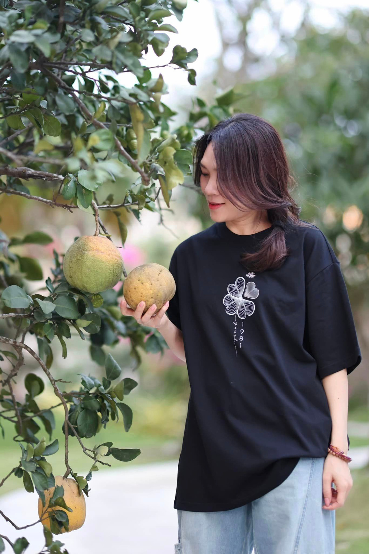 Ca sĩ Mỹ Tâm trồng nhiều loại hoa, hoa màu và cây ăn quả như: hoa giấy, hoa mười giờ, dưa leo, ớt, ngô, ổi, táo, bưởi, chôm chôm... Ảnh: FBNV