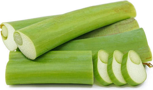  Dọc mùng vốn là cây mọc um tùm ở bờ ao, xưa người dân quê thường cắt về cho lợn ăn vì nhầm tưởng là cây ráy ngứa. Sau này, dọc mùng được ưa chuộng trong nấu ăn. Ảnh: Internet