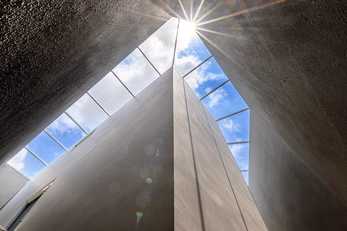 Cầu thang ngoằn ngoèo được thiết kế như một không gian trống rộng 1 mét, cao 10 mét, ngập tràn ánh sáng mặt trời nhờ lớp kính chống tia cực tím đặt trên sân thượng.