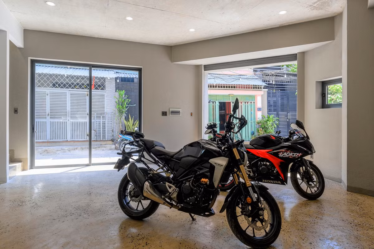 Yêu cầu đặt ra là thiết kế tòa nhà bao gồm khu vực bán lẻ, đỗ xe linh hoạt ở tầng trệt và tối đa hóa không gian thương mại ở hai tầng trên.