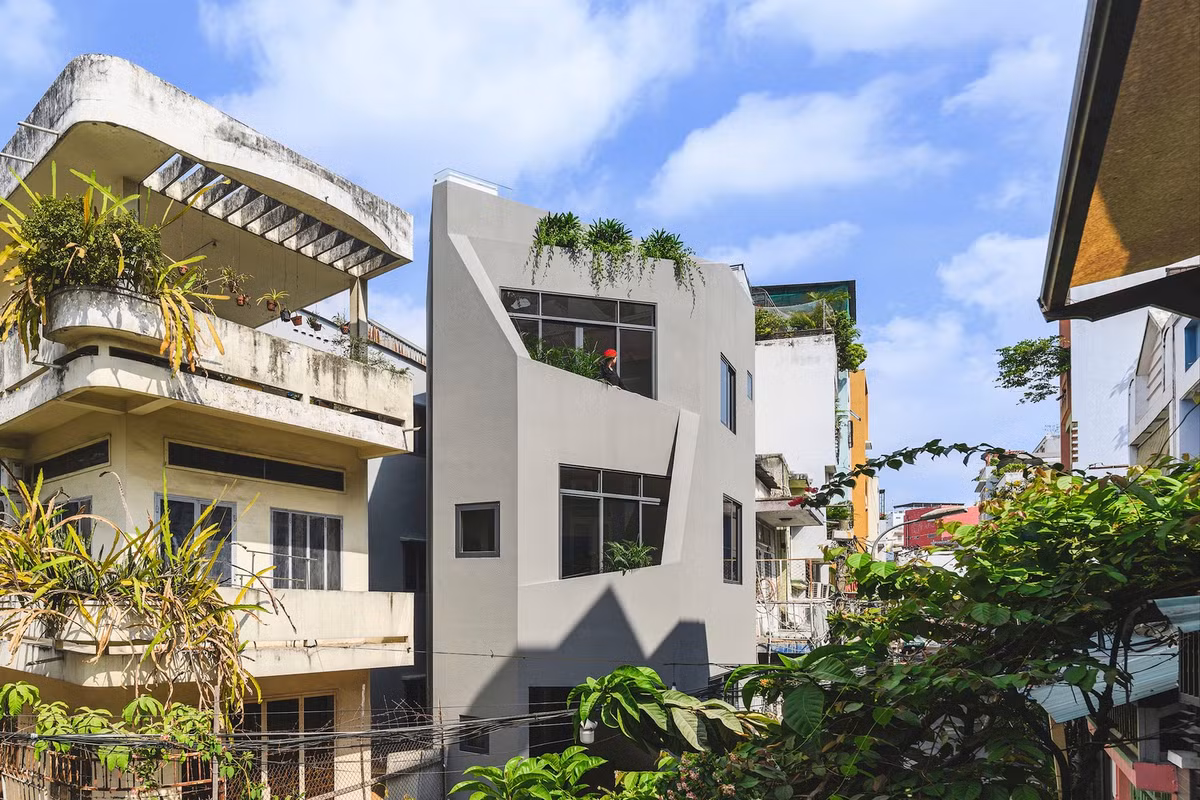 Ban công chìm với tường lan can chéo được đề xuất ở mặt tiền nhìn ra đường như một giải pháp thiết kế hiệu quả nhằm tăng cường sự riêng tư và cách âm.