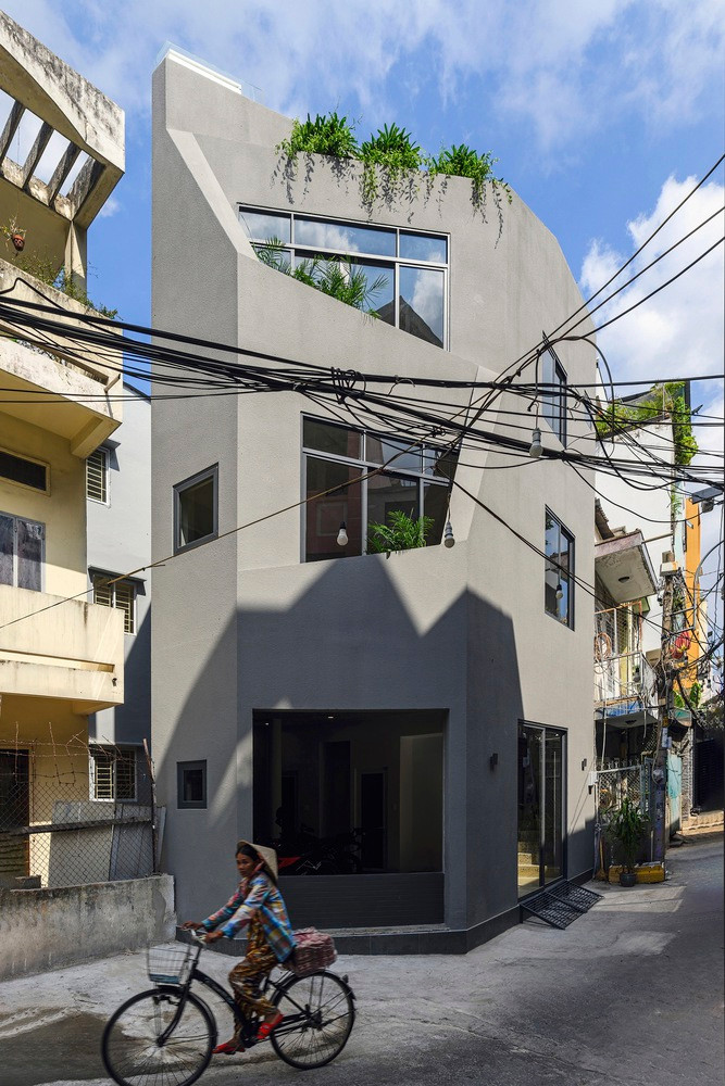 The Cornerstone là một tòa nhà phức hợp tọa lạc tại khu đất góc hình lục giác không đều rộng 45 m2 trong một con hẻm sầm uất ở TP HCM.