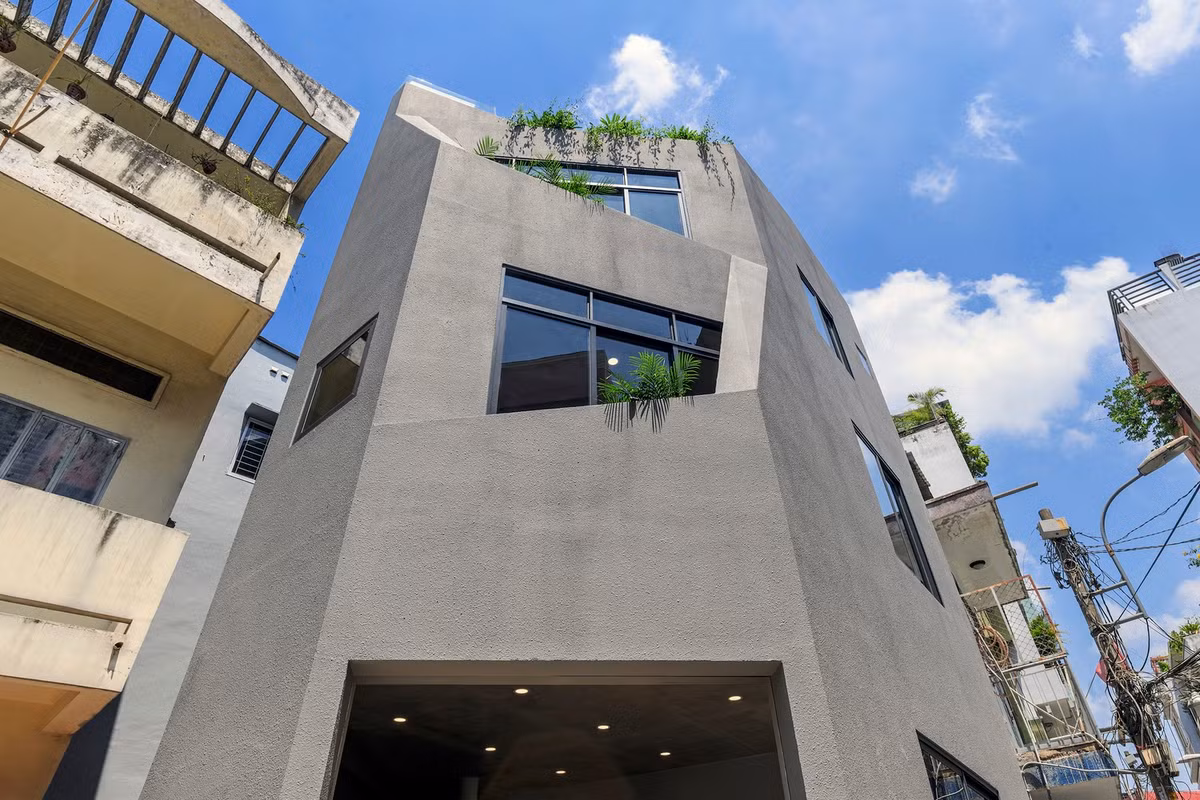 Vì vậy, hình thức xây dựng kiến trúc đáp ứng chặt chẽ hình dạng hình học bất thường của khu đất. Cửa ra vào và cửa sổ hình vuông được bố trí ngẫu nhiên trên ba mặt tiền.