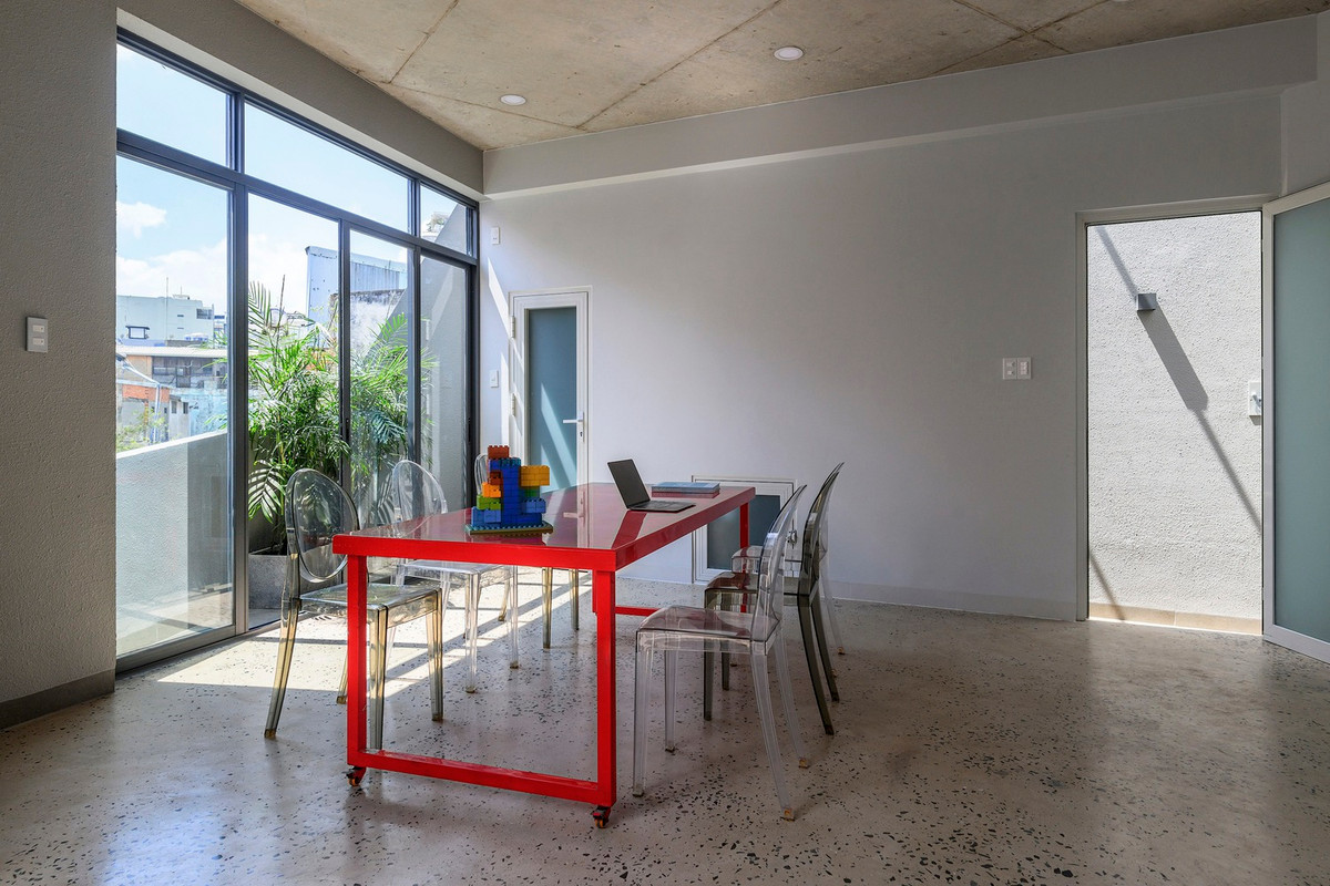 Các không gian nội thất linh hoạt, kết hợp với nhau để tạo nên một tòa nhà tinh tế nhưng ấn tượng ở góc đường. Nguồn ảnh: Sonmeo Nguyễn Art Studio