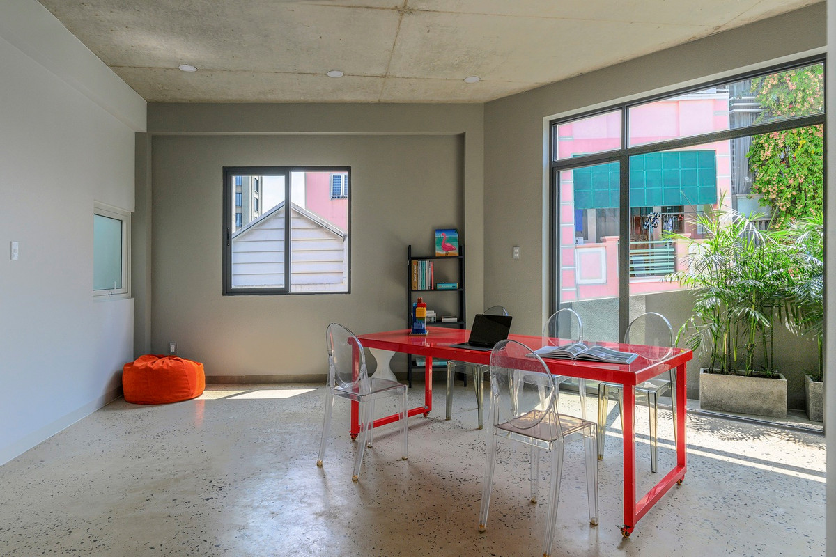 Không gian nội thất được hoàn thiện bằng bảng màu vật liệu đơn giản, bao gồm sàn bê tông đánh bóng và trần bê tông lộ ra ngoài kết hợp với tường kính và sơn.