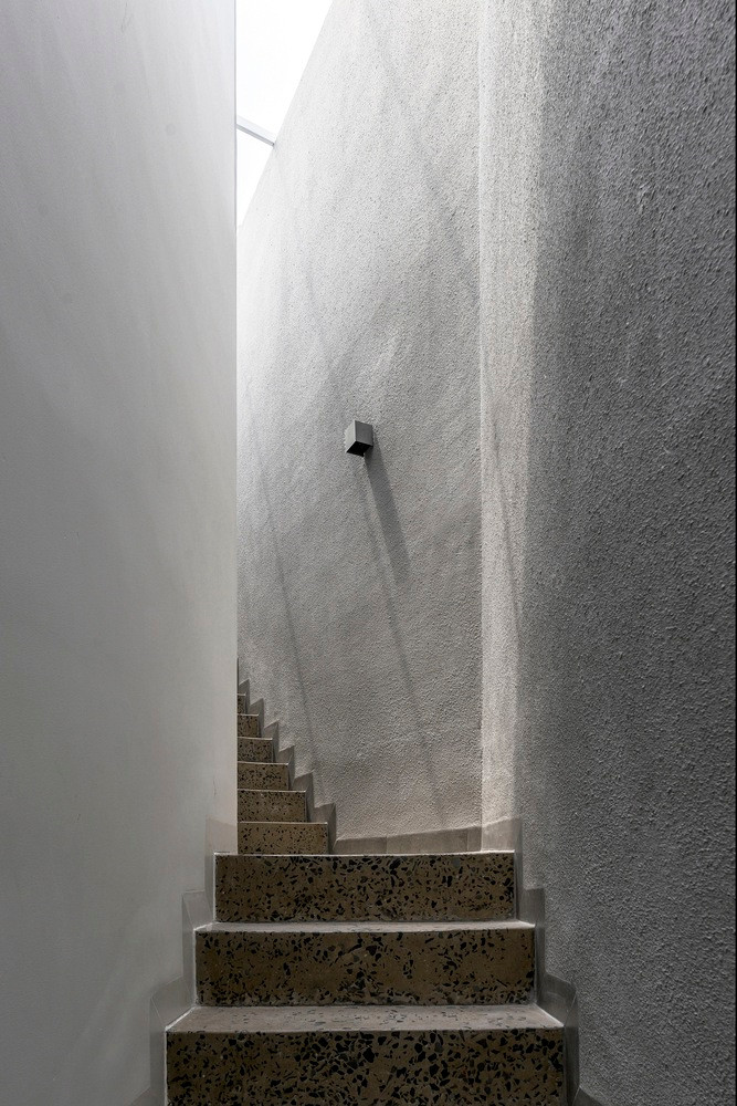 Phòng tắm, nhà vệ sinh và kho chứa đồ được đặt dưới cầu thang đó. Do đó, các không gian chức năng chính được tối ưu hóa, đồng thời mở rộng studio chụp ảnh linh hoạt ở tầng 2 và không gian văn phòng ở tầng trên cùng.