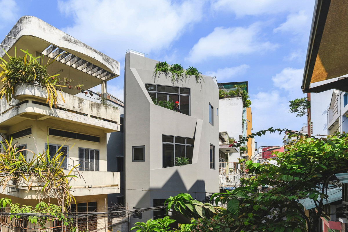 Ban công chìm với tường lan can chéo được đề xuất ở mặt tiền nhìn ra đường như một giải pháp thiết kế hiệu quả nhằm tăng cường sự riêng tư và cách âm.