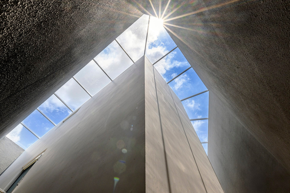 Cầu thang ngoằn ngoèo được thiết kế như một không gian trống rộng 1 mét, cao 10 mét, ngập tràn ánh sáng mặt trời nhờ lớp kính chống tia cực tím đặt trên sân thượng.