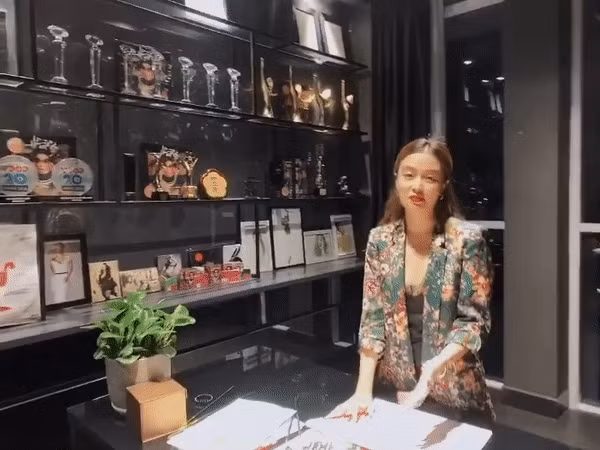 Nữ ca sĩ dành một căn phòng để vẽ tranh, trưng bày các giải thưởng. Ảnh: FB Hoàng Thùy Linh