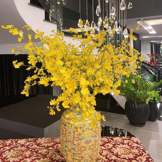 Khắp nơi tràn ngập hoa tươi. Ảnh: FB Hoàng Thùy Linh