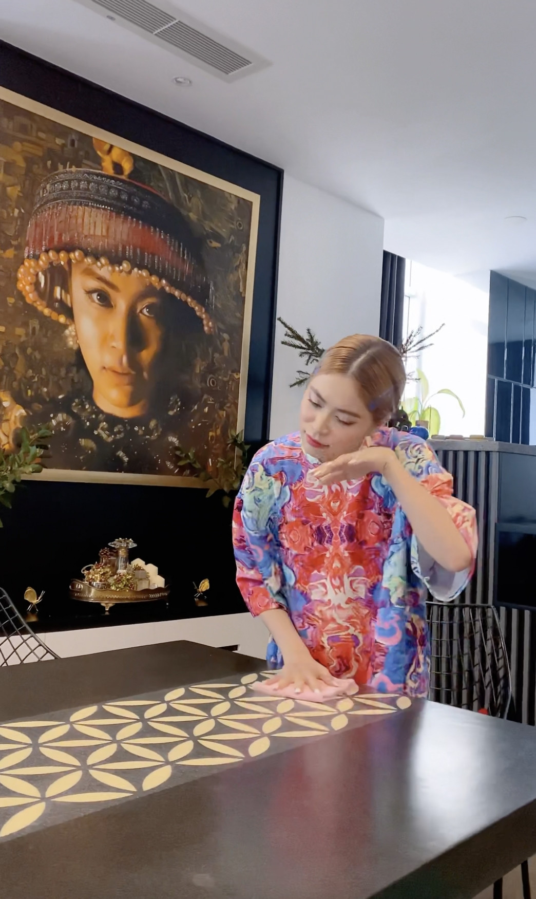 Chẳng cần đi đâu xa, Hoàng Thuỳ Linh cũng có thể "sống ảo" ngay trong căn penthouse của mình. Ảnh: FB Hoàng Thùy Linh