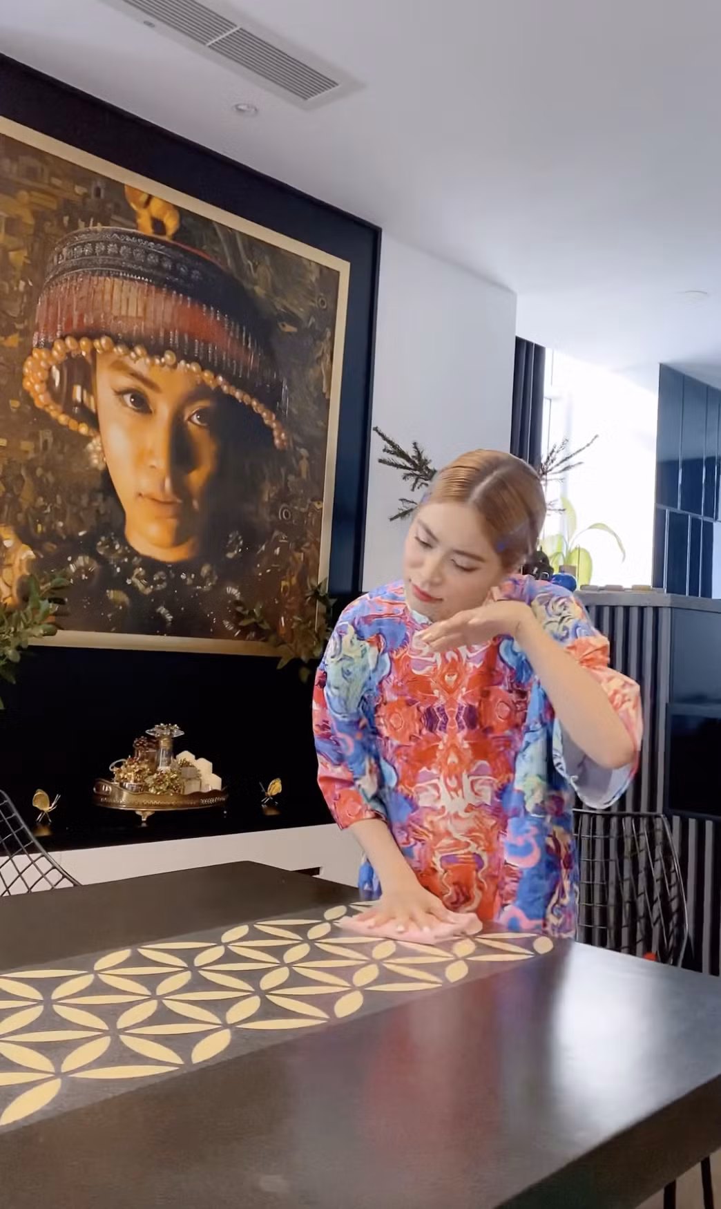 Chẳng cần đi đâu xa, Hoàng Thuỳ Linh cũng có thể "sống ảo" ngay trong căn penthouse của mình. Ảnh: FB Hoàng Thùy Linh