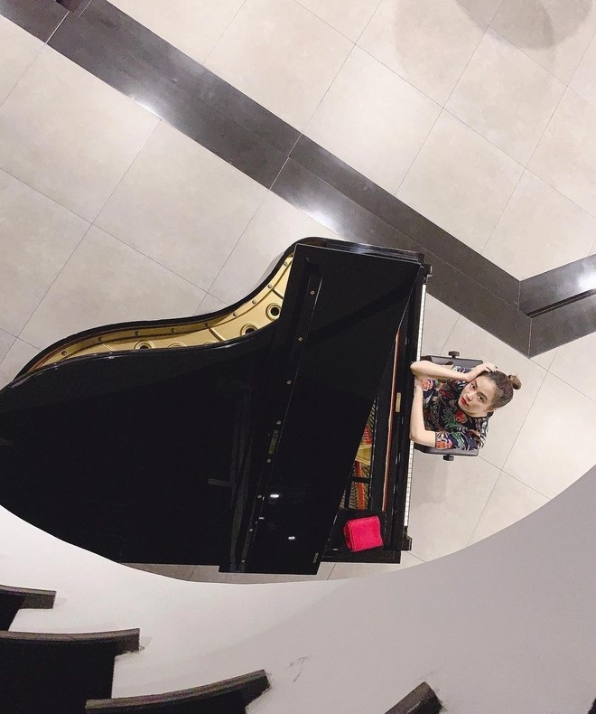 Căn penthouse của Hoàng Thùy Linh được thiết kế theo phong cách hiện đại với tông màu đen - trắng chủ đạo. Ảnh: FB Hoàng Thùy Linh